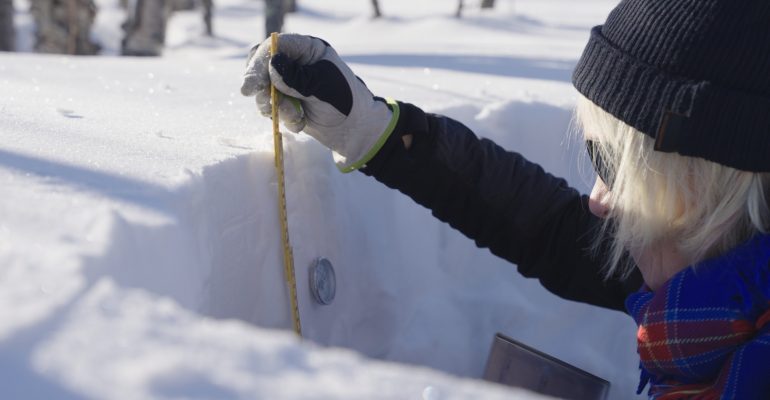 19 Gunhild Ninis Rosqvist bei Schneemessung Kopie